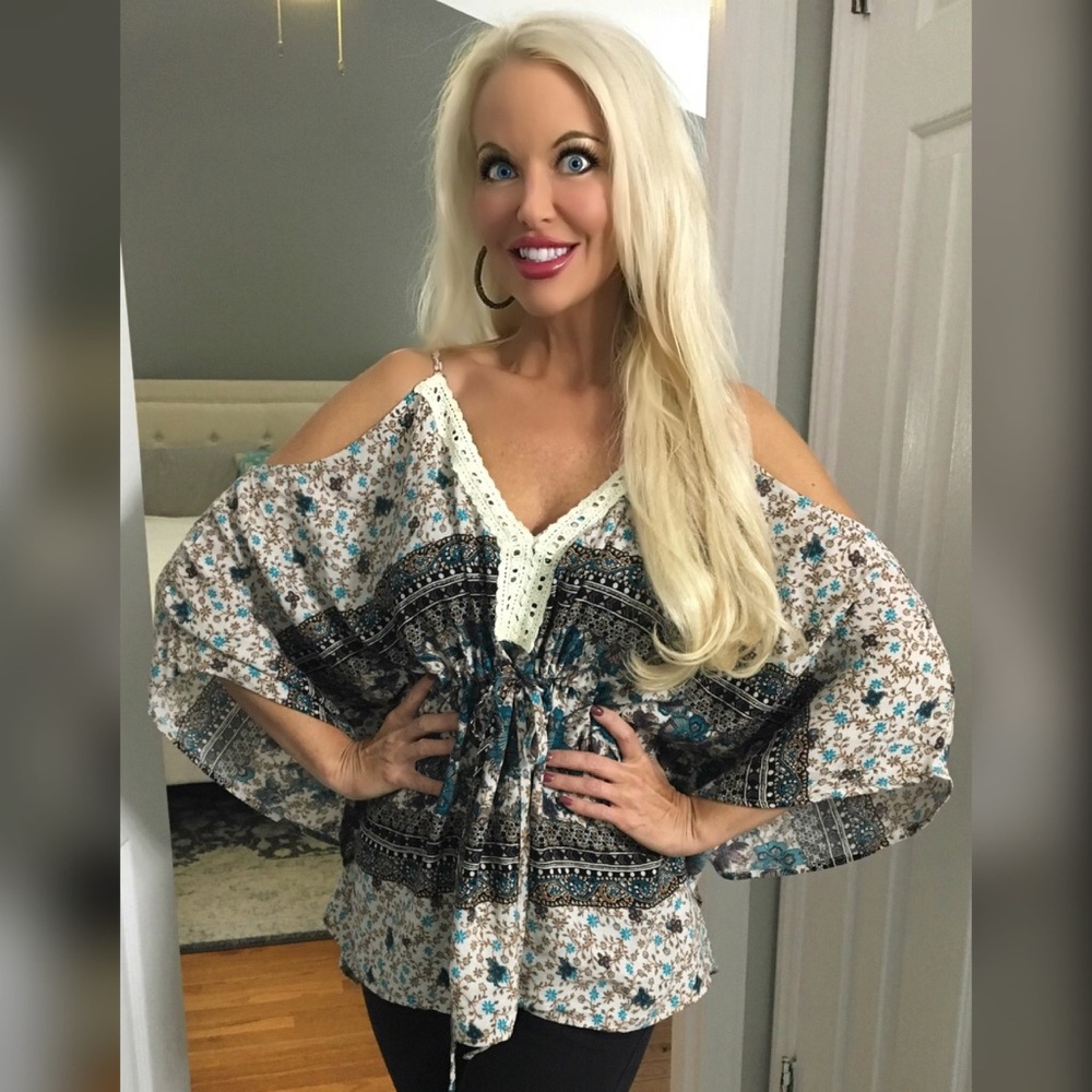 LAST 2! ❤️Gorgeous Ivory/Teal Flattering Tunic - Picture 2 of 3